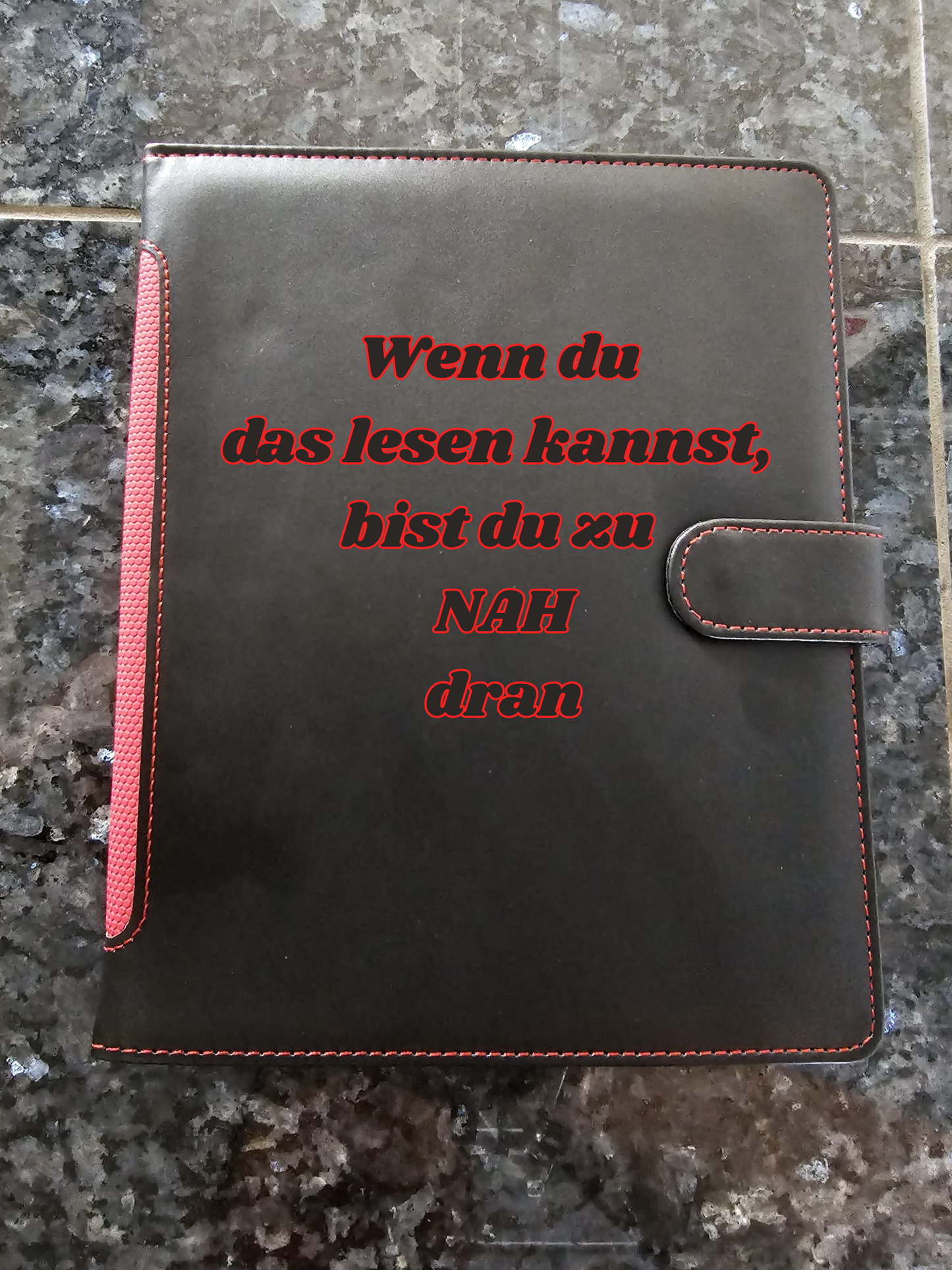 Personalisierte Tablethülle – schwarz-rot