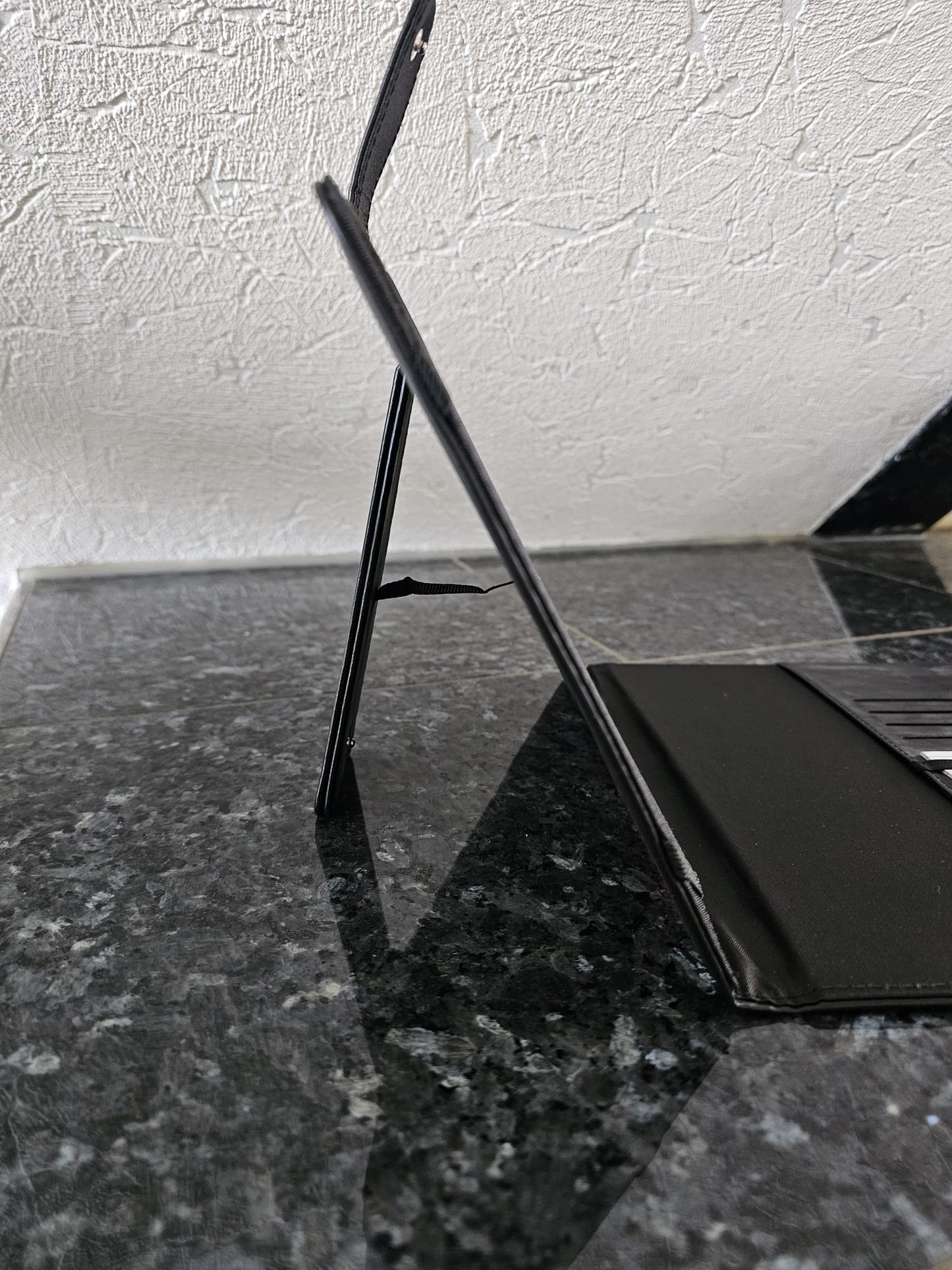 Personalisierte Tablethülle – schwarz-rot